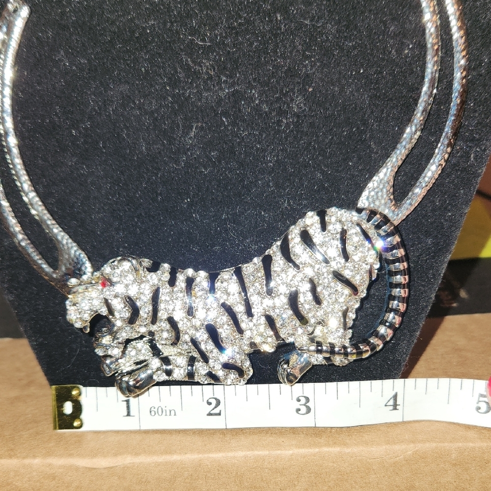 Elegant Silver Tiger Necklace - Picture 3 of 5